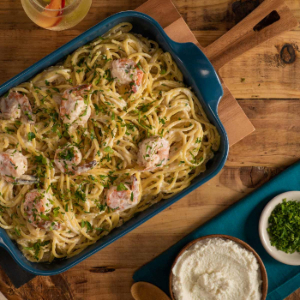 Cacerola de pasta cremosa con camarones