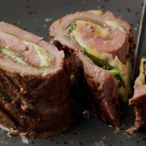 Rollo de filete con jamón serrano, espinaca y queso