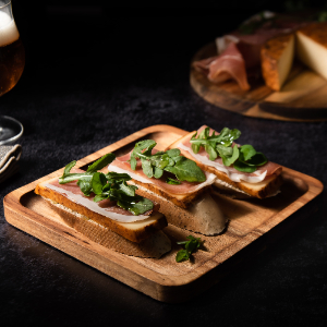 Tapa de Queso Cavero Bionda con proscuitto y arúgula