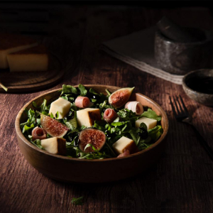 Ensalada de Queso Cavero Bionda, higo y jamón serrano