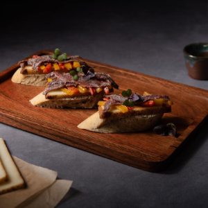 Tapa de Queso Cavero Bionda con anchoas y pimiento